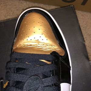 Jordan 1 low top gold toes